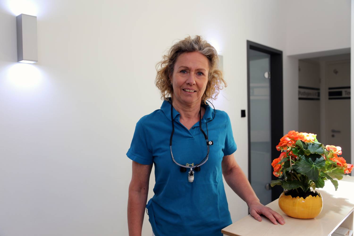 Dr. Grit Paasch an der Rezeption